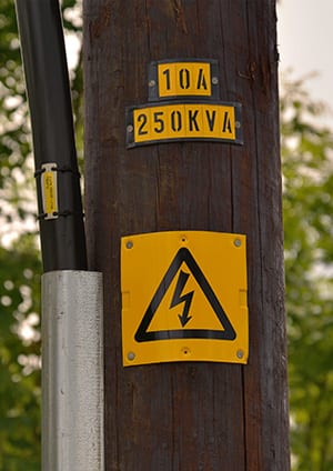 Välisvõrgu mast ja hoiatusmärk.